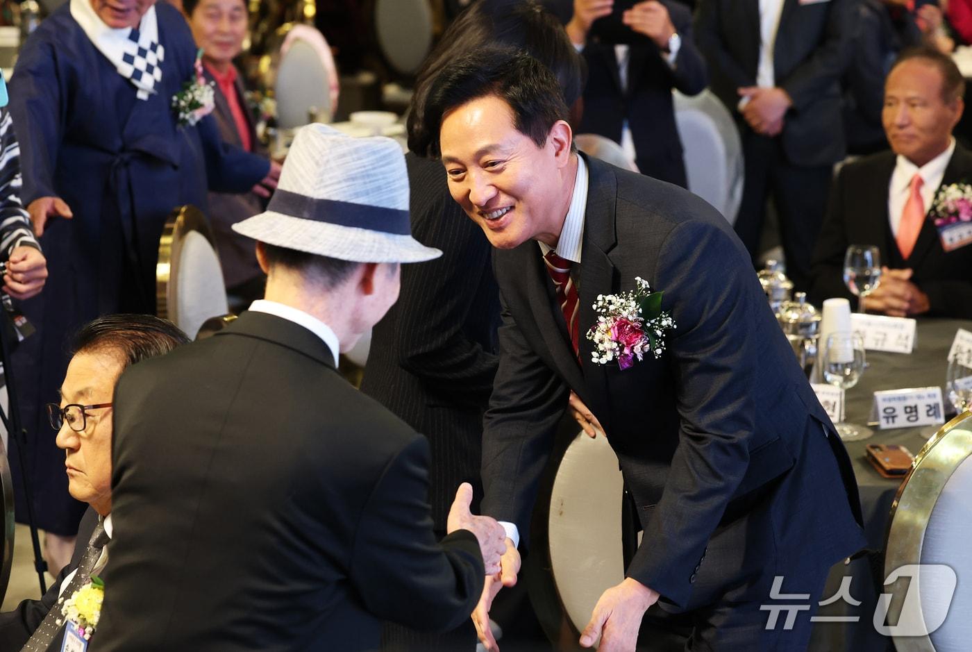 본문 이미지 - 오세훈 서울시장이 1일 서울 마포구 케이터틀 컨벤션홀에서 열린 제30회 노인의날 기념식에서 어르신들과 인사를 나누고 있다. 2026.10.1 ⓒ 뉴스1 오대일 기자