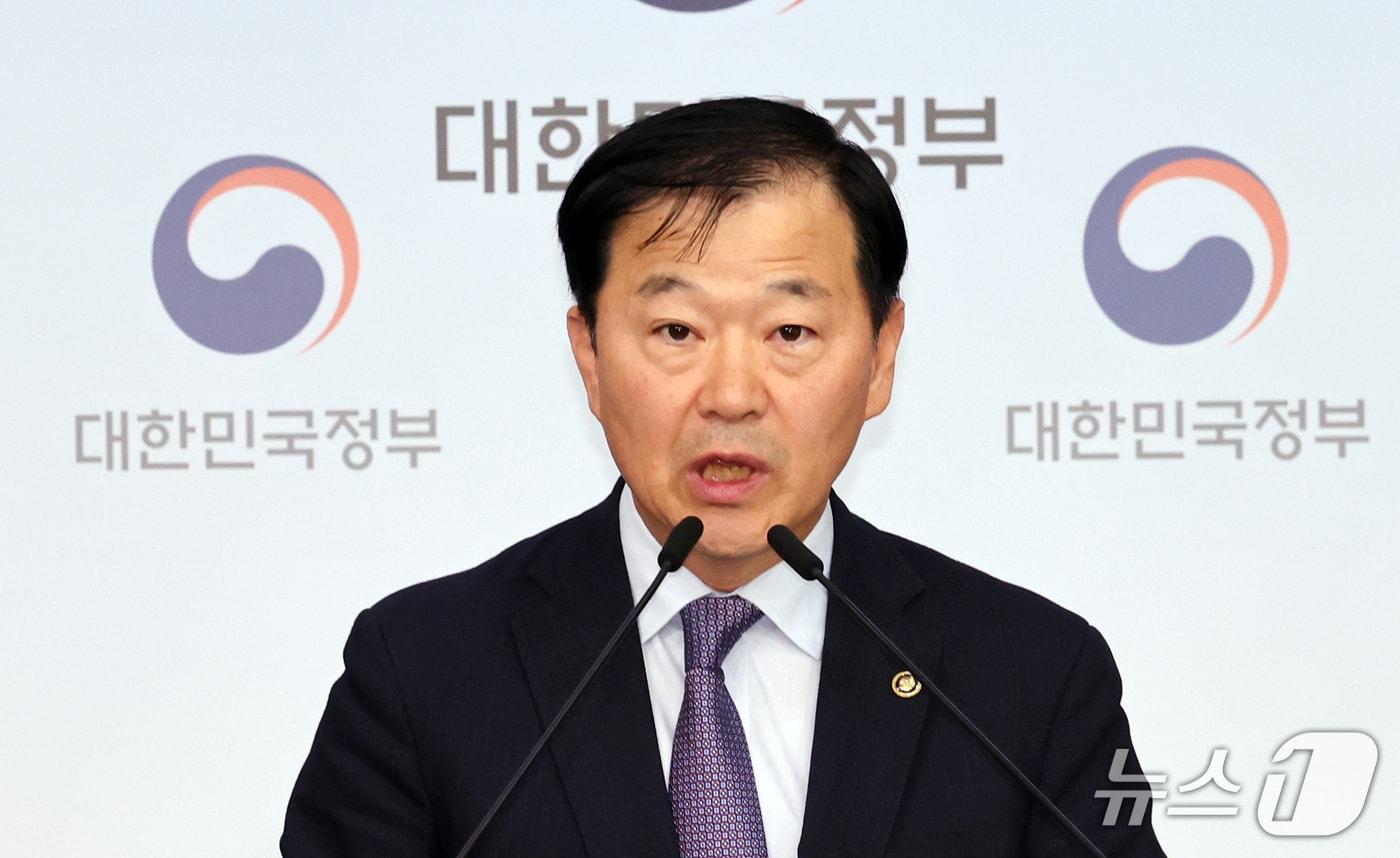 본문 이미지 - 이형훈 보건복지부 2차관이 2일 서울 종로구 정부서울청사에서 제4차 국립의학전문대학원 설립준비위원회, 국립의학전문대학원 설립 추진 방안 및 향후 계획을 발표 하고 있다.정부는 신규 국립의학전문대학원을 전북 남원시에 건립하기로 결정했다. 2026.10.1 ⓒ 뉴스1 이종덕 기자