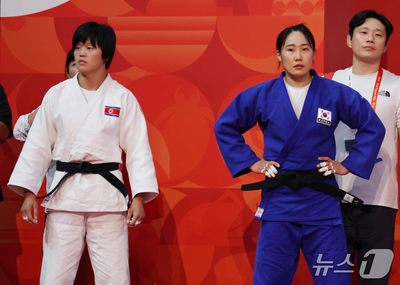 본문 이미지 - 대한민국 김혜미(오른쪽)과 북한 문성희가 1일 일본 아이치 인터내셔널 아레나에서 열린 2026 아이치·나고야 아시안게임 유도 여자 70kg급 16강전에서 경기를 앞두고 준비하고 있다. 2026.10.1 ⓒ 뉴스1 김민지 기자