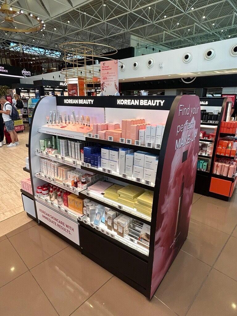 본문 이미지 - 유럽 주요 국제공항 내 라가르데르 트래블리테일 매장에 진열된 K뷰티 제품. 메디큐브와 조선미녀, 스킨1004, 바이오던스 등이 라가르데르의 유럽 공항 유통망을 통해 판매되고 있다. (링크드인 갈무리) 