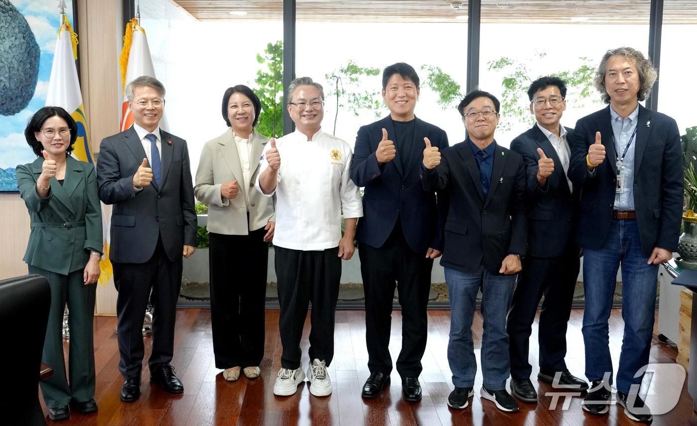 본문 이미지 - 민형배 전남광주통합특별시장이 1일 무안청사 집무실에서 열린 제31회 남도음식문화 큰잔치 성공 개최를 위한 간담회서 참석자들과 기념촬영을 하고 있다.(전남광주통합특별시 제공. 재판매 및 DB금지) 2026.10.1 ⓒ 뉴스1 전원 기자