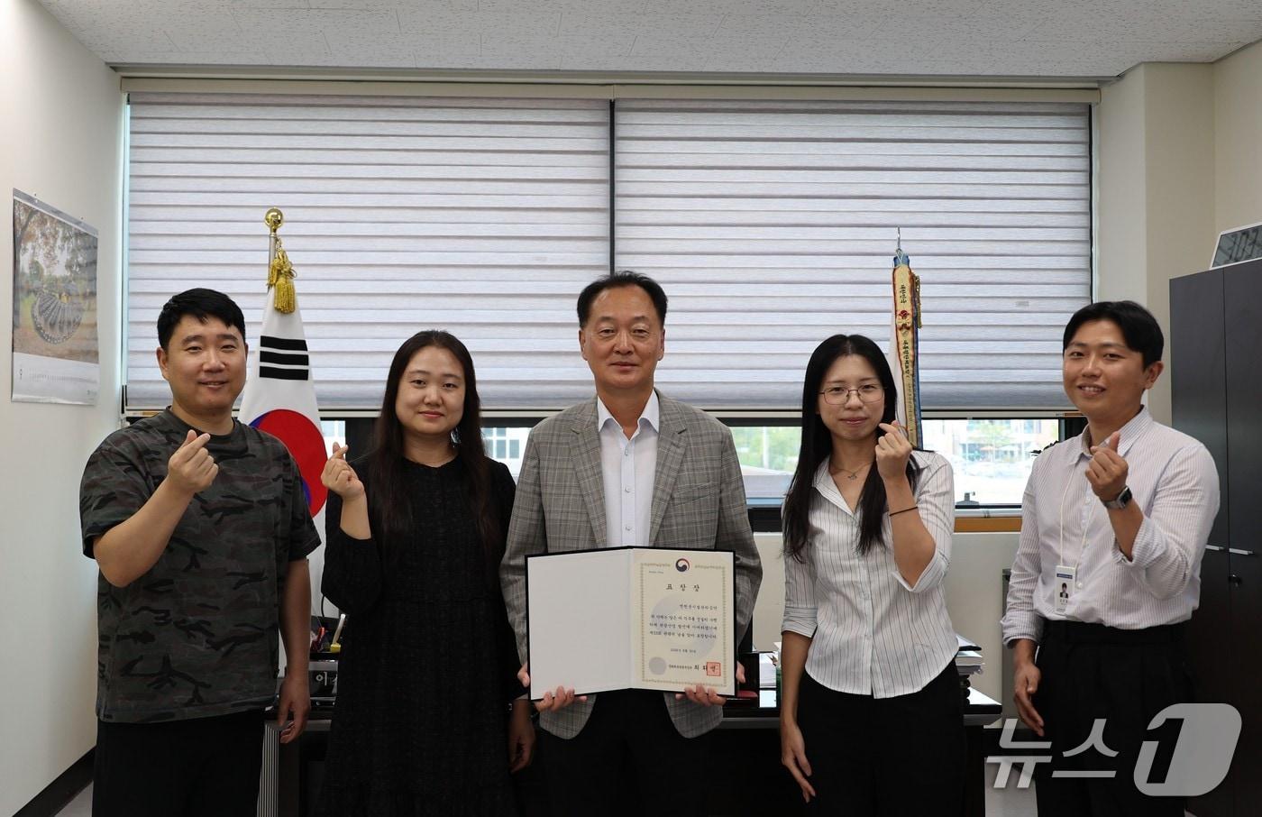 본문 이미지 - 제53회 관광의 날 기념식에서 장관상을 받은 경기 연천군시설관리공단 송승원 이사장(가운데)과 직원들. (연천군시설관리공단 제공/ 재판매 및 DB금지)