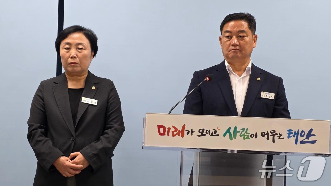 본문 이미지 - 1일 충남 태안군청 브리핑룸에서 기자회견을 하고 있는 김영인 태안군의회 의장(오른쪽)과 최성미 의원. ⓒ 뉴스1 김태완 기자