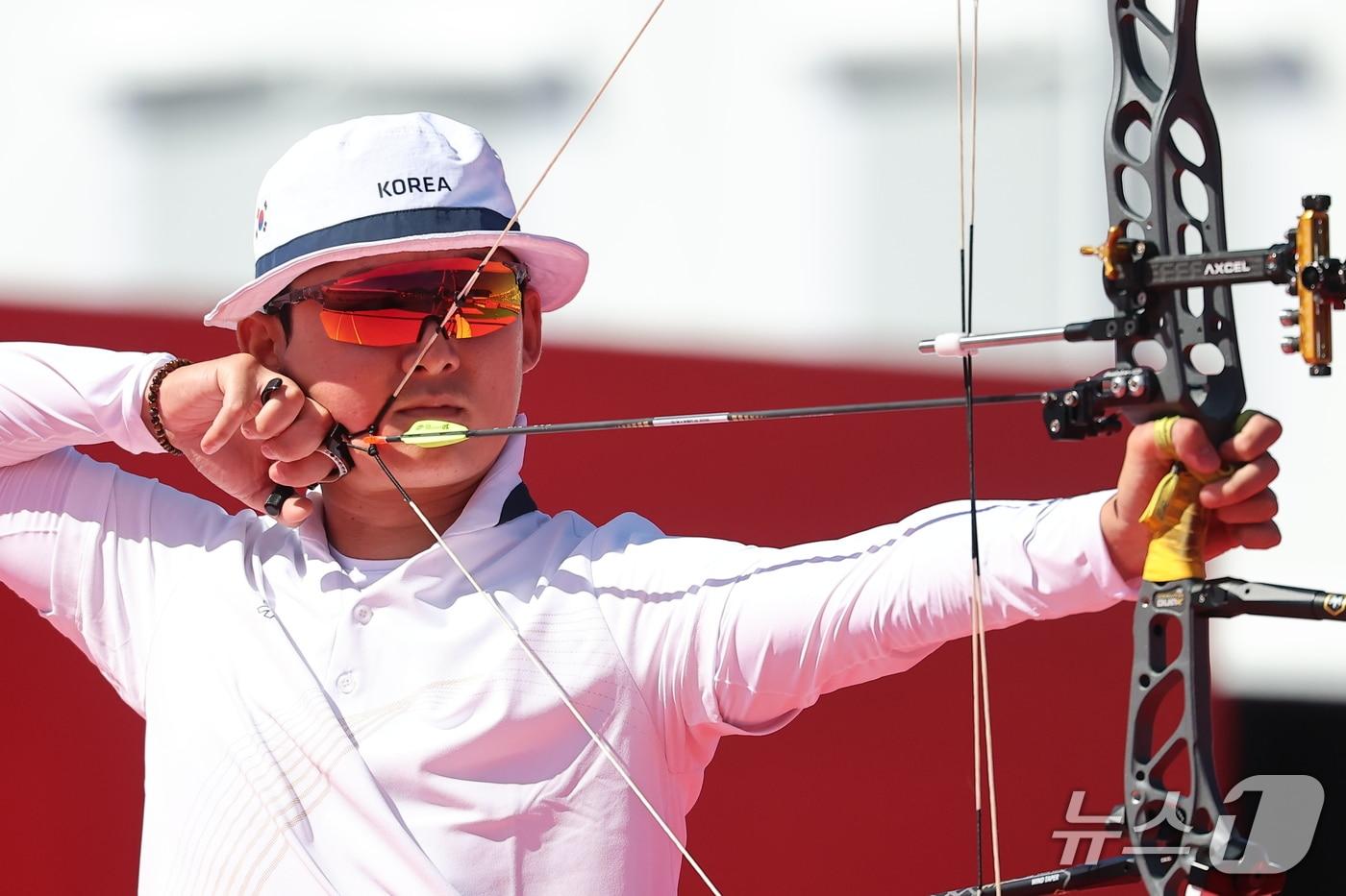 본문 이미지 - 대한민국 김종호가 1일 일본 오카자키 중앙종합공원 다목적광장에서 열린 2026 아이치·나고야 아시안게임 양궁 컴파운드 남자 개인전 8강에서 중국 랴오자하오를 상대하고 있다. 2026.10.1 ⓒ 뉴스1 김도우 기자