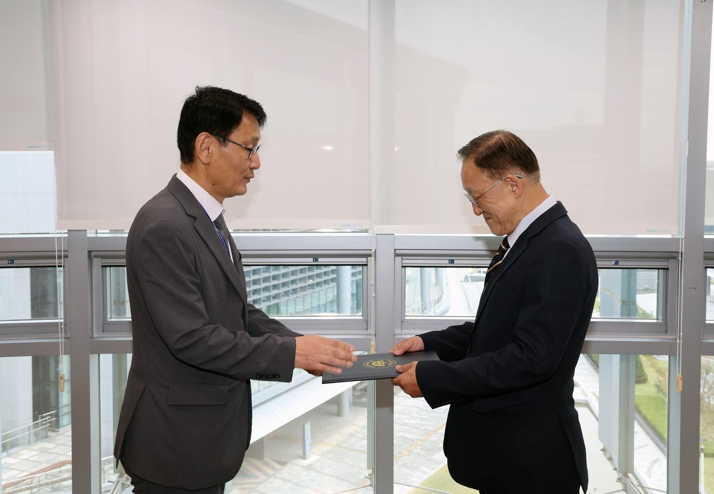 본문 이미지 - 홍종완 충남도 행정부지사(왼쪽)가 김현식 12대 충남역사문화연구원장에게 임명장을 수여하고 있다.(도 제공. 재판매 및 DB 금지)/뉴스1