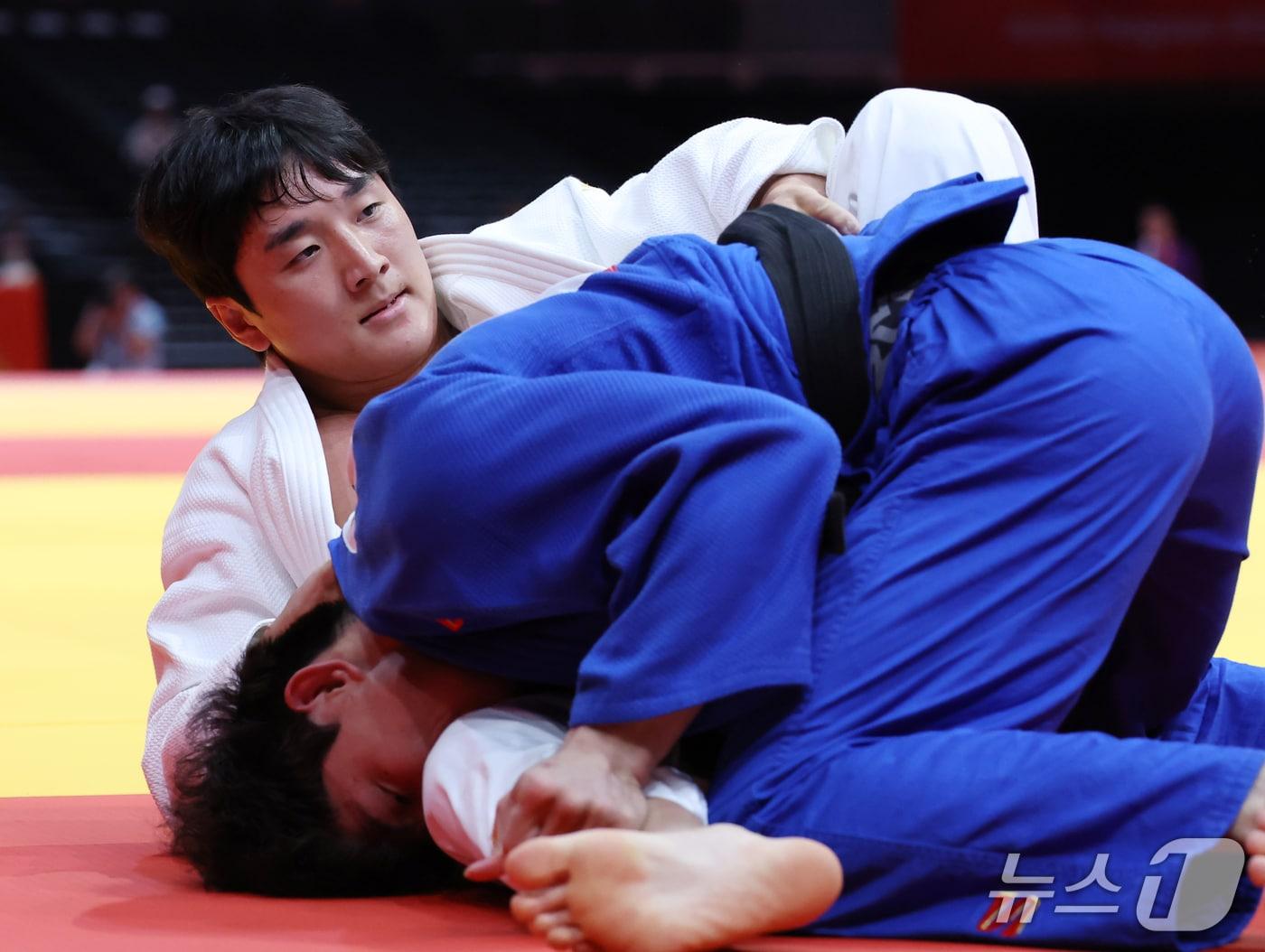 본문 이미지 - 대한민국 이준환이 1일 일본 아이치 인터내셔널 아레나에서 열린 2026 아이치·나고야 아시안게임 남자 81kg급 8강전에서 홍콩 리궈잉과 맞대결을 펼치고 있다. 2026.10.1 ⓒ 뉴스1 김민지 기자