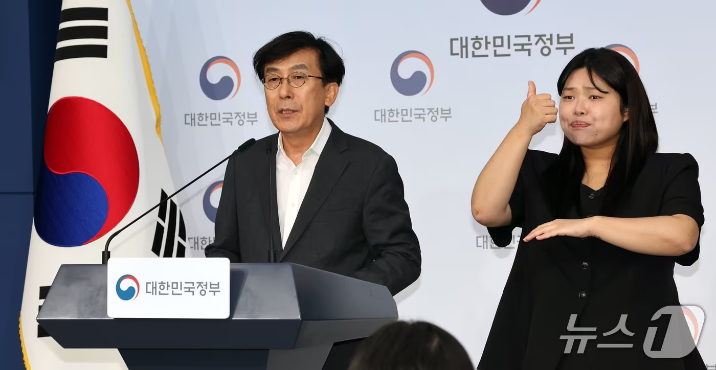 본문 이미지 - 정기현 의료혁신위원회 위원장이 1일 서울 종로구 정부서울청사에서 제10차 의료혁신위원회 브리핑을 하고 있다. 의료혁신위원회는 이날 응급의료 적기 이송 및 치료를 위한 대정부 권고안을 논의 했다. 2026.10.1 ⓒ 뉴스1 이종덕 기자