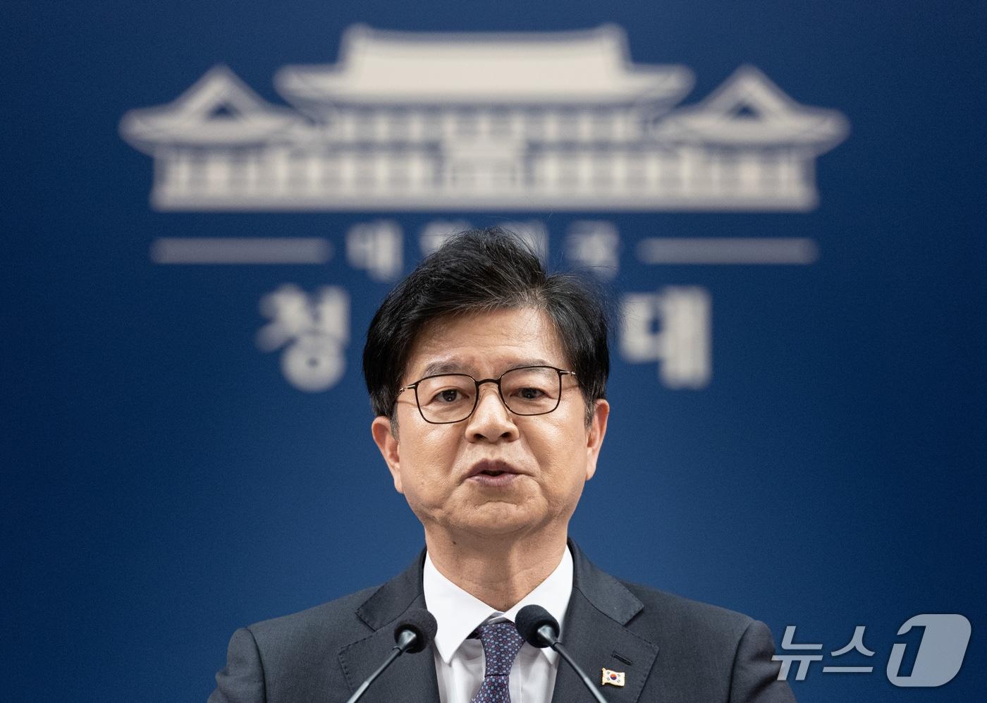 본문 이미지 - 성기홍 홍보소통수석이 1일 청와대 춘추관에서 인사 관련 브리핑을 하고 있다. 2026.10.1 ⓒ 뉴스1 이재명 기자
