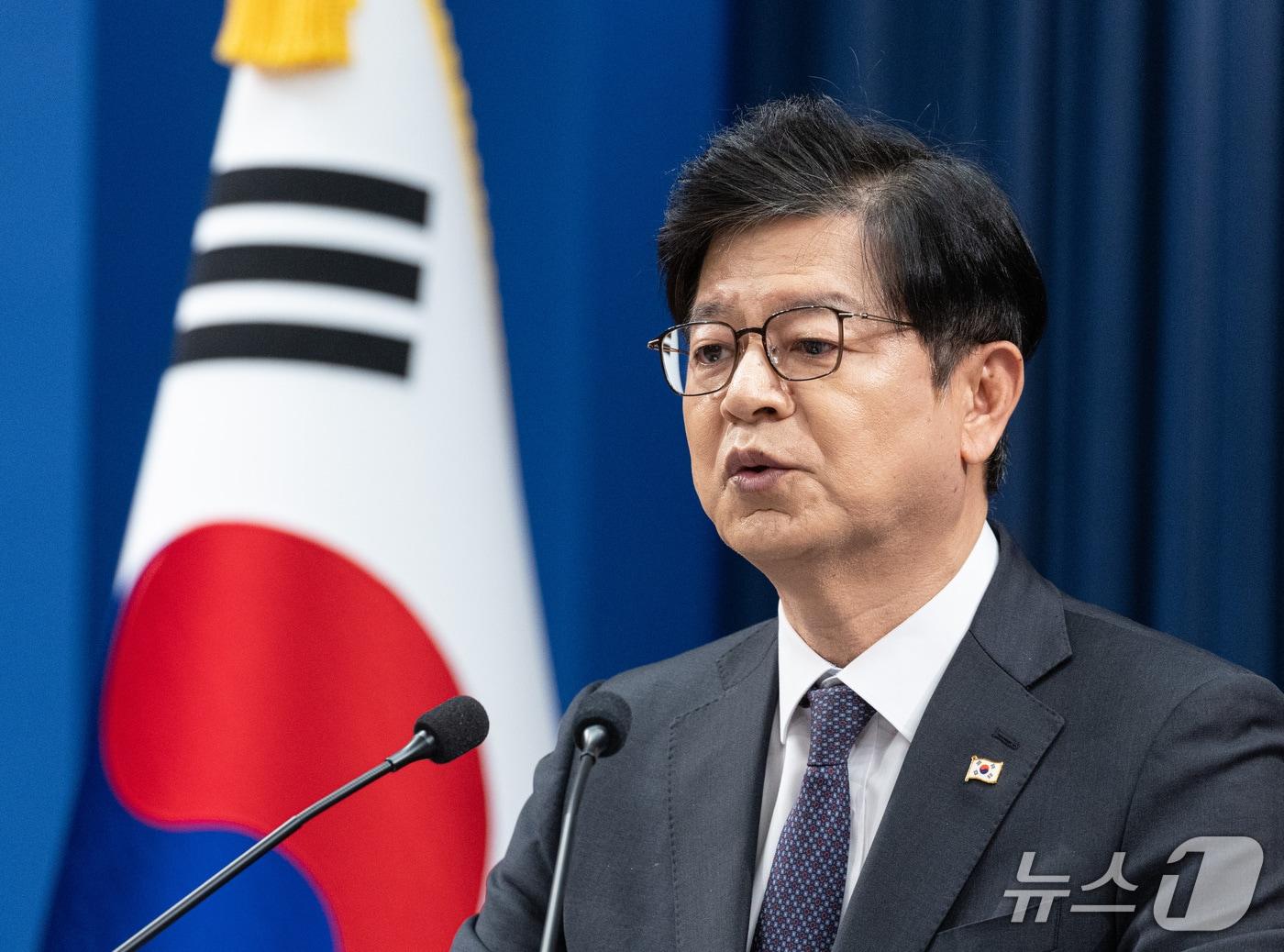 본문 이미지 - 성기홍 홍보소통수석이 1일 청와대 춘추관에서 인사 관련 브리핑을 하고 있다. 2026.10.1 ⓒ 뉴스1 이재명 기자