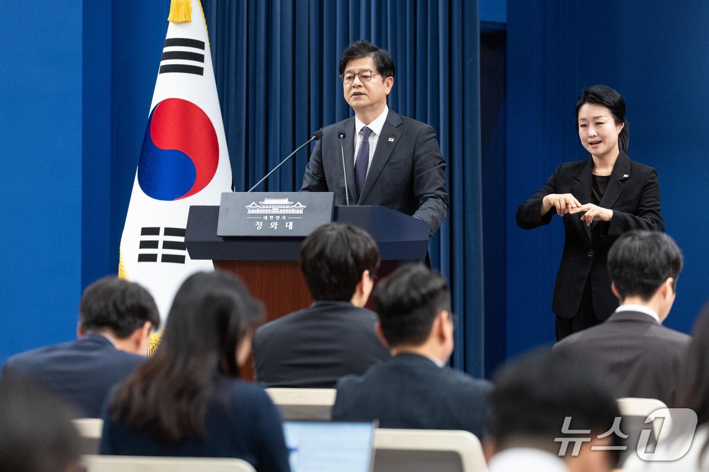 본문 이미지 - 성기홍 홍보소통수석이 1일 청와대 춘추관에서 인사 관련 브리핑을 하고 있다. 2026.10.1 ⓒ 뉴스1 이재명 기자