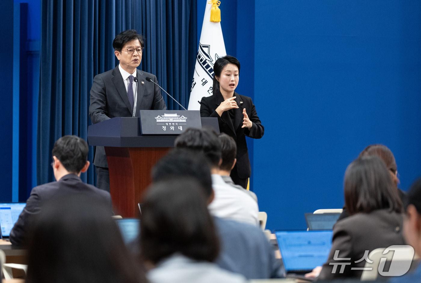 본문 이미지 - 성기홍 홍보소통수석이 1일 청와대 춘추관에서 인사 관련 브리핑을 하고 있다. 2026.10.1 ⓒ 뉴스1 이재명 기자
