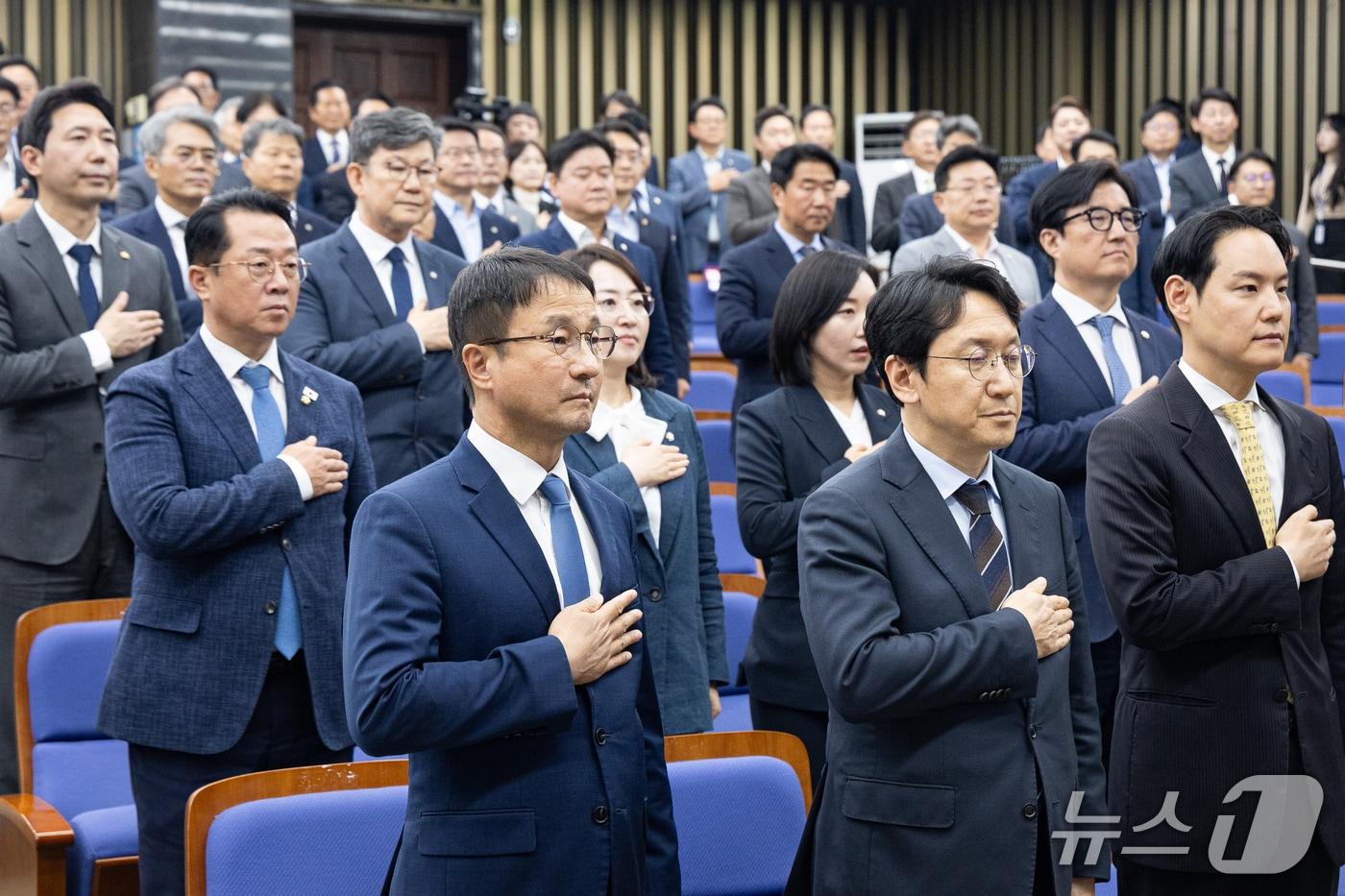 본문 이미지 - 한병도 더불어민주당 원내대표를 비롯한 의원들이 지난 1일 서울 여의도 국회에서 열린 의원총회에서 국민의례를 하고 있다. 2026.10.1 ⓒ 뉴스1 유승관 기자