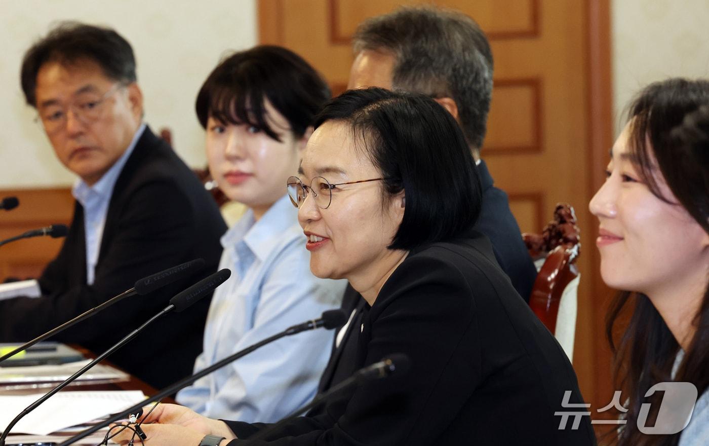 본문 이미지 - 한성숙 국무총리가 1일 서울 종로구 정부서울청사에서 열리 AI 행정혁신 우수공직자 간담회에서 모두 발언 하고 있다. 한 총리는 "우리나라는 AI 속도조절이 필요 없다＂고 말했다. 2026.10.1 ⓒ 뉴스1 이종덕 기자