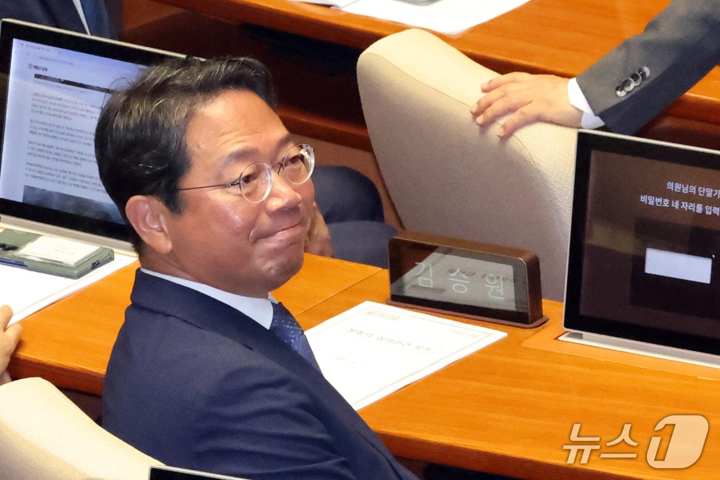 본문 이미지 - 김승원 더불어민주당 의원이 1일 오후 서울 여의도 국회에서 열린 제439회국회(정기회) 제10차 본회의에 자리하고 있다. 2026.10.1 ⓒ 뉴스1 황기선 기자
