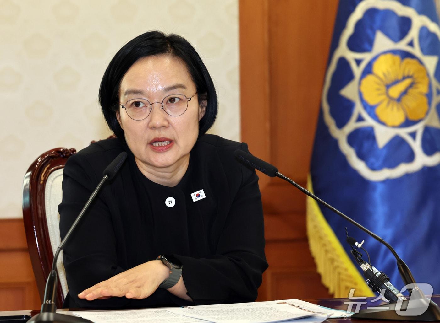 본문 이미지 - 한성숙 국무총리가 1일 서울 종로구 정부서울청사에서 열리 AI 행정혁신 우수공직자 간담회에서 모두 발언 하고 있다. 한 총리는 "우리나라는 AI 속도조절이 필요 없다＂고 말했다. 2026.10.1 ⓒ 뉴스1 이종덕 기자