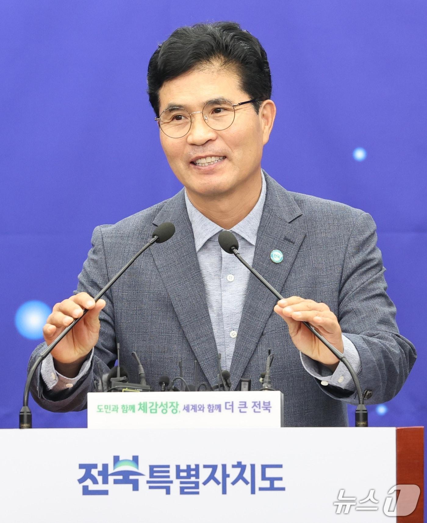 본문 이미지 - 이원택 전북특별자치도지사가 1일 전북 전주시 전북특별자치도청에서 국립의학전문대학원 남원 설립 확정 관련 기자회견을 열고 질의에 답변을 하고 있다. 2026.10.1 ⓒ 뉴스1 유경석 기자