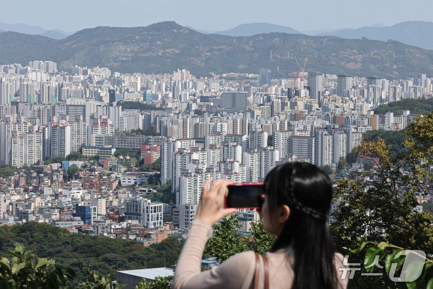 본문 이미지 - 서울 남산에서 바라본 아파트단지. 2026.10.1 ⓒ 뉴스1 이광호 기자