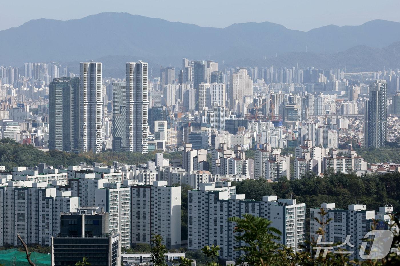 본문 이미지 - 서울 남산에서 바라본 아파트단지. 2026.10.1 ⓒ 뉴스1 이광호 기자