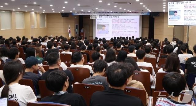 본문 이미지 - 구미전자공고 신입생 입학설명회 모습(구미전자공고 제공. 재판매 및 DB 금지)/뉴스1