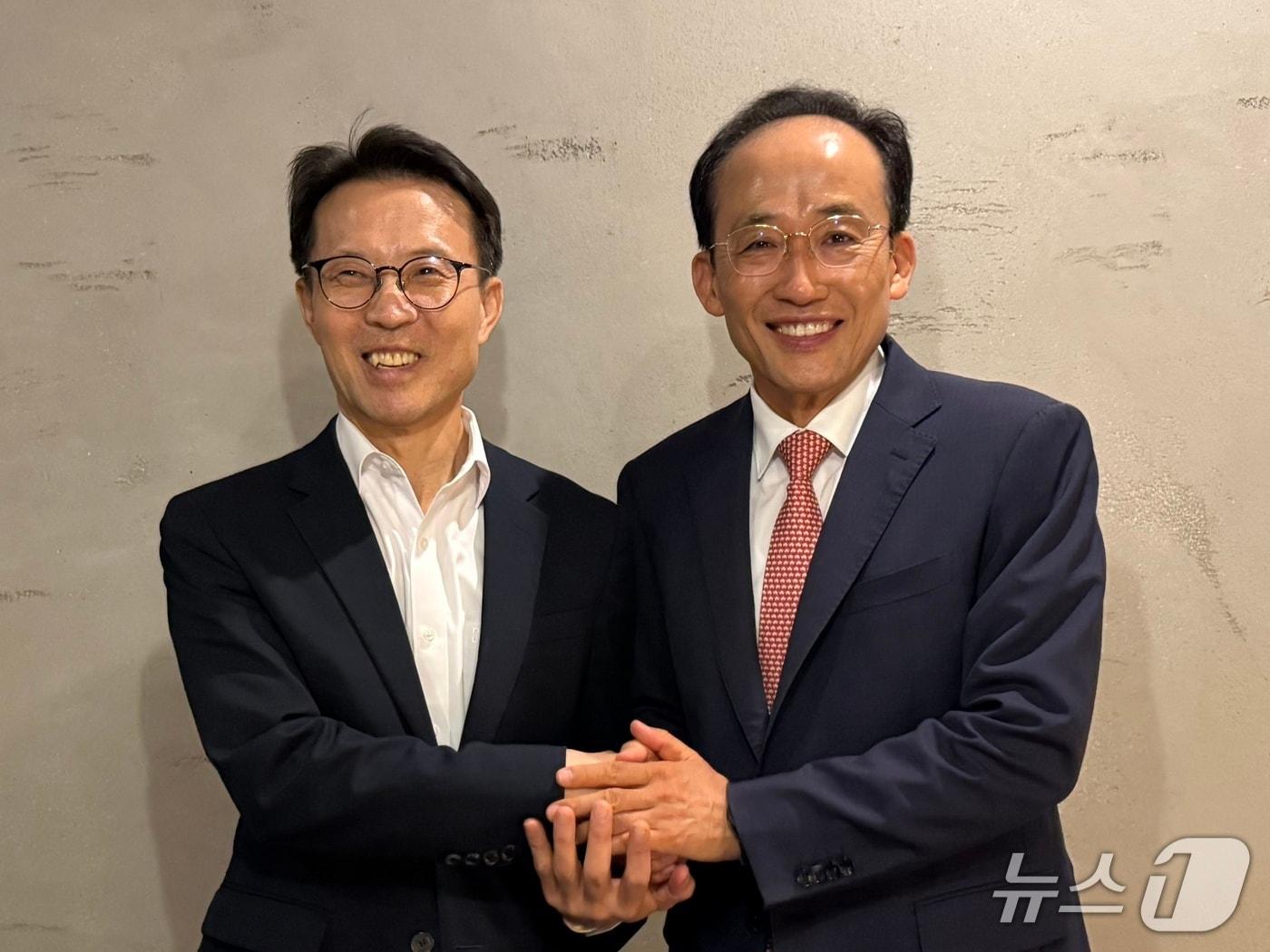 본문 이미지 - 김진오 인구전략위원회 부위원장은 1일 대구시청을 찾아 추경호 대구시장과 저출생·고령화 등 인구위기 대응을 위한 중앙·지방정부 협력 방안을 논의했다. (인구전략위 제공)