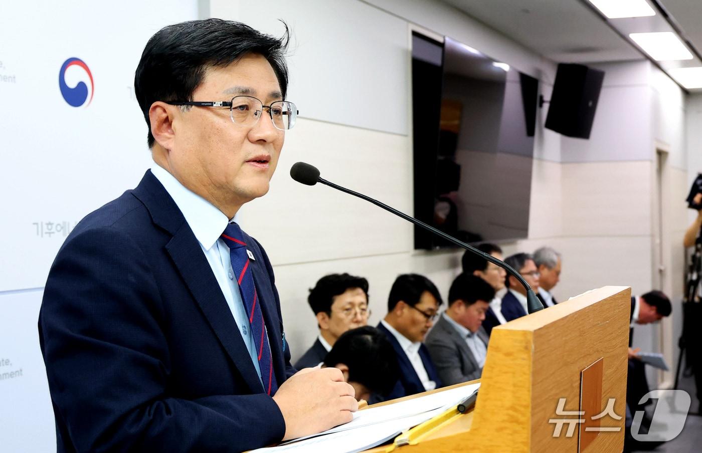 본문 이미지 - 김성환 기후에너지환경부 장관이 1일 세종시 정부세종청사에서 열린 기후부 출범 1주년 기자간담회에 참석하여 모두 발언을 하고 있다. 2026.10.1 ⓒ 뉴스1 김기남 기자