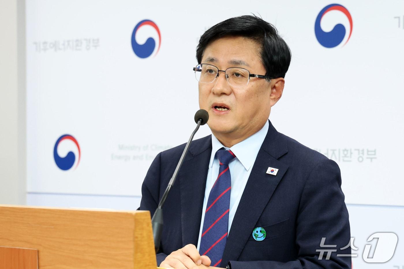 본문 이미지 - 김성환 기후에너지환경부 장관이 1일 세종시 정부세종청사에서 열린 기후부 출범 1주년 기자간담회에 참석하여 모두 발언을 하고 있다. 2026.10.1 ⓒ 뉴스1 김기남 기자