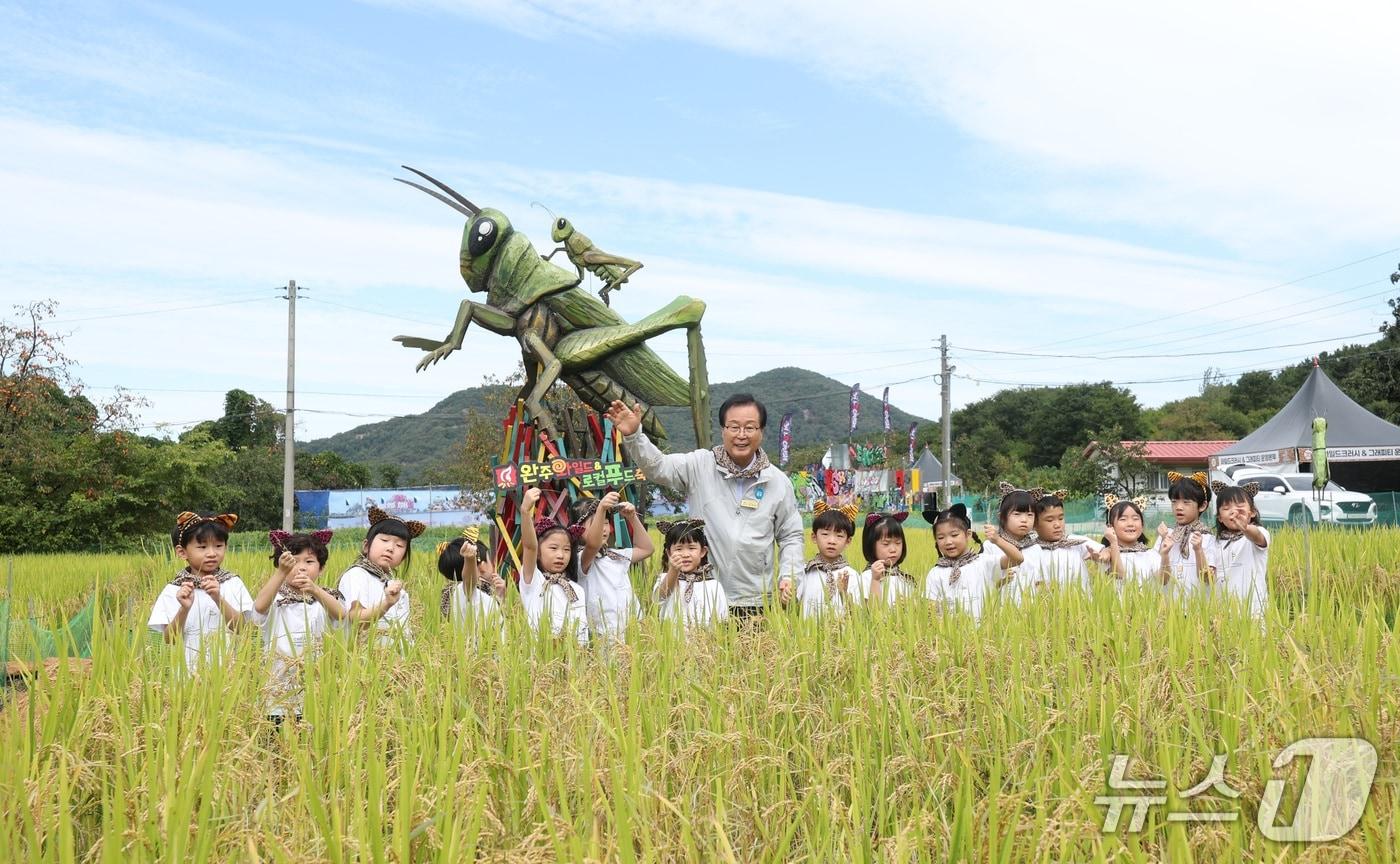 본문 이미지 - 제14회 완주와일드&로컬푸드축제 개막을 하루 앞둔 지난 1일 전북 완주군 고산자연휴양림 일원에 마련된 행사장을 찾은 유희태 완주군수가 사전체험을 나온 어린이들과 메뚜기 잡기 체험을 하고 있다. 2026.10.1 ⓒ 뉴스1 유경석 기자