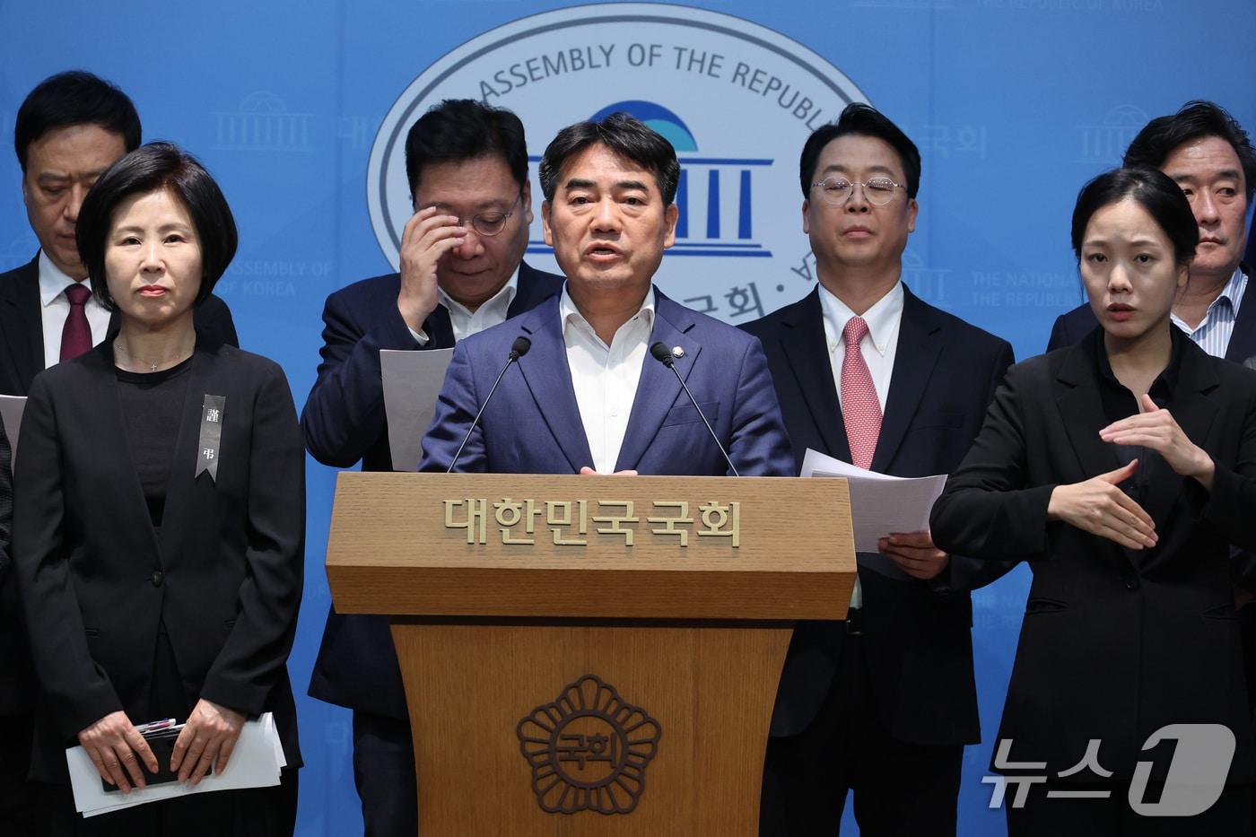 본문 이미지 - 이성권 의원을 비롯한 부산지역 국민의힘 의원들. 2026.10.1 ⓒ 뉴스1 신웅수 기자