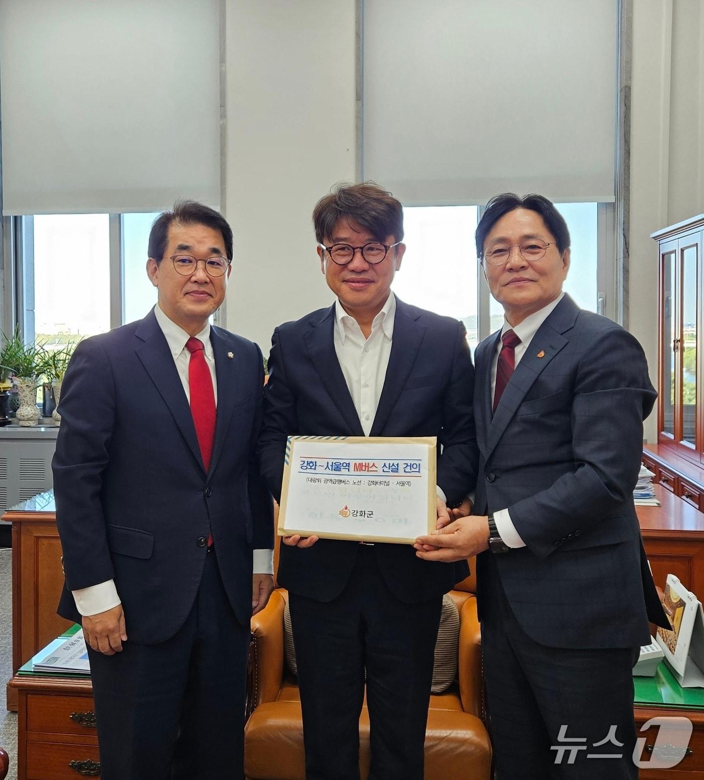 본문 이미지 -  박용철 강화군수(오른쪽)가 배준영 국회의원(왼쪽)과 함께 유의동 국회 교통위원장에게 '강화~서울역' M버스(광역급행버스) 노선 신설을 건의했다.(인천 강화군 제공. 재판매 및 DB 금지) 2026.10.01/뉴스1 