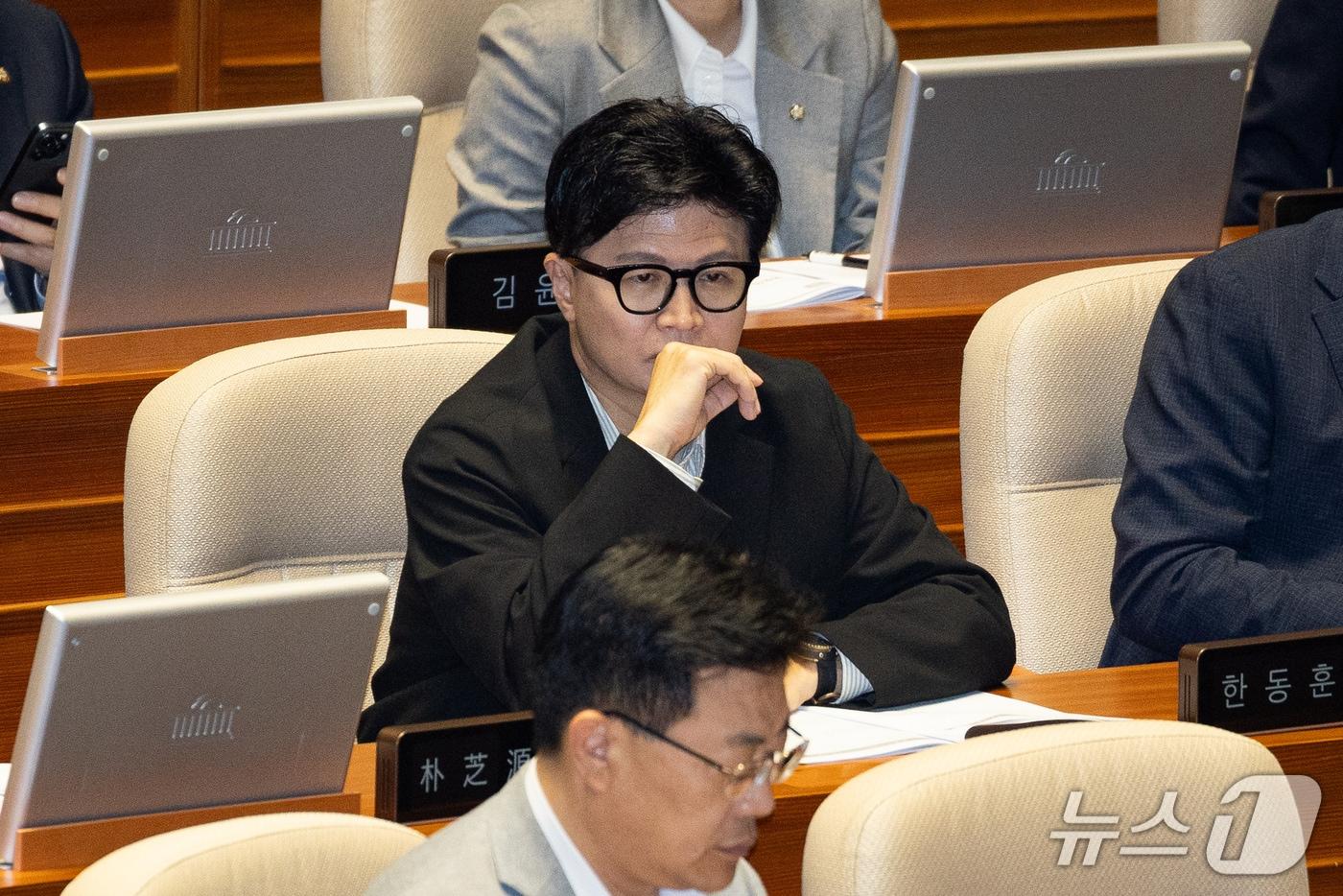 본문 이미지 - 한동훈 무소속 의원이 지난 1일 서울 여의도 국회에서 열린 제439회 국회(정기회) 제10차 본회의에 자리하고 있다. 2026.10.1 ⓒ 뉴스1 유승관 기자