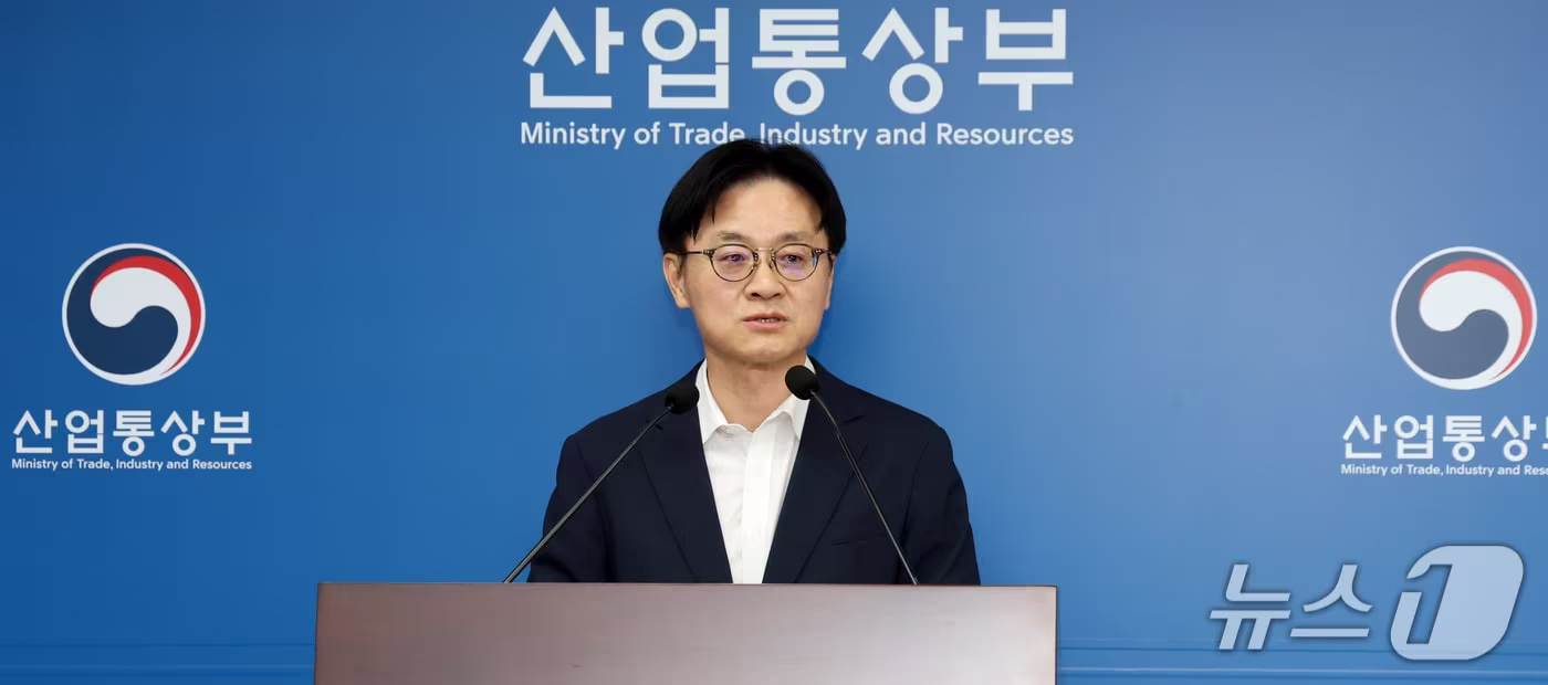 본문 이미지 - 김정관 산업통상부 장관이 1일 오후 세종시 정부세종청사에서 브리핑실에서 트럼프 대통령의 대미투자 일방 발표와 관련하여 취재진에게 정부의 입장을 밝히고 있다. 2026.10.1 ⓒ 뉴스1 김기남 기자