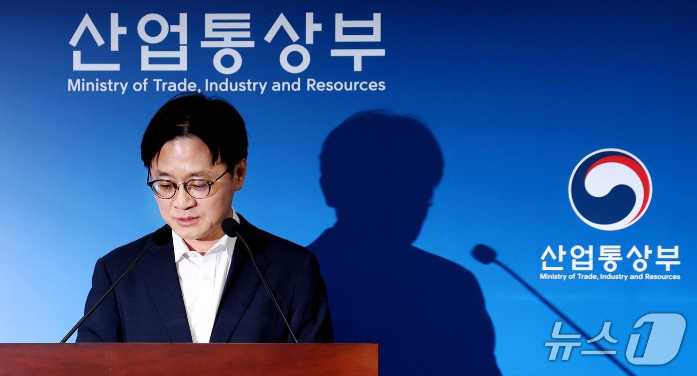 본문 이미지 - 김정관 산업통상부 장관이 1일 오후 세종시 정부세종청사에서 브리핑실에서 트럼프 대통령의 대미투자 일방 발표와 관련하여 취재진에게 정부의 입장을 밝히고 있다. 2026.10.1 ⓒ 뉴스1 김기남 기자