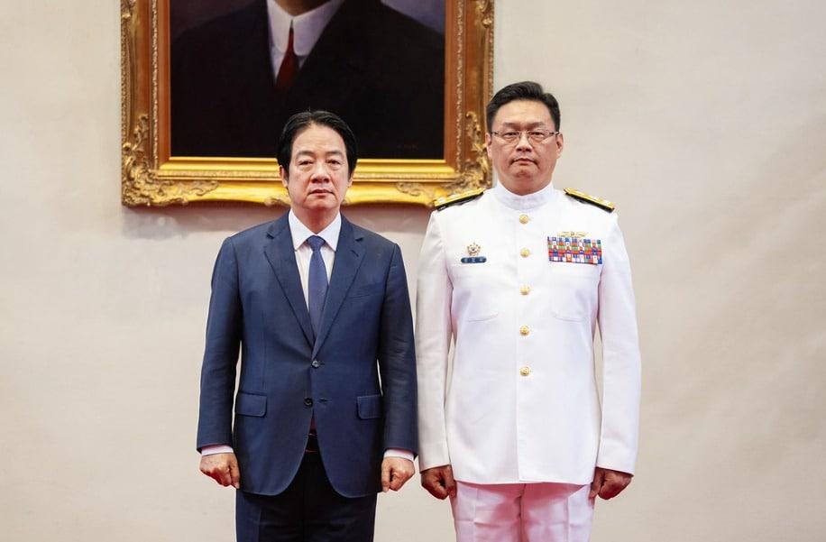 본문 이미지 - 라이칭더(왼쪽) 대만 총통이 1일 장성 진급식에서 해경서 부서장으로 전보된 위안성화와 악수하고 있다. (대만 총통부 홈페이지 캡처)