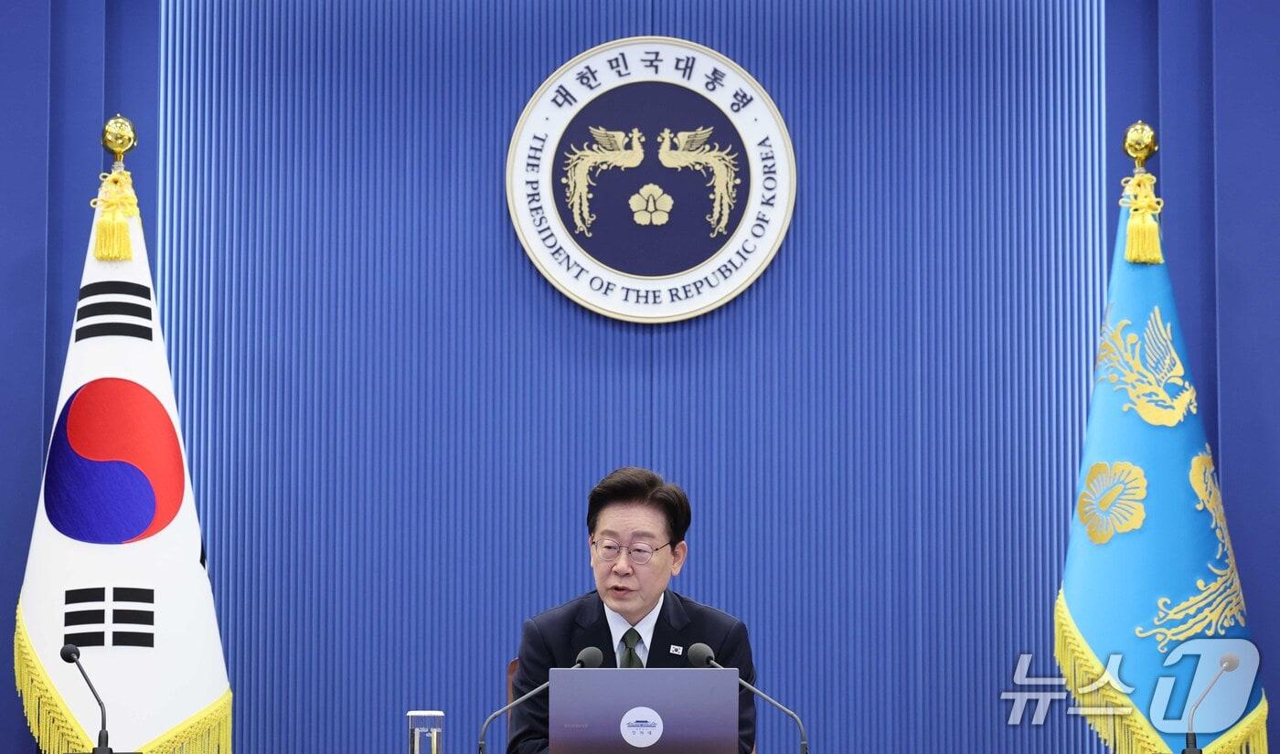 본문 이미지 - 이재명 대통령이 1일 청와대에서 열린 수석보좌관회의에서 발언을 하고 있다. ⓒ 뉴스1 이재명 기자