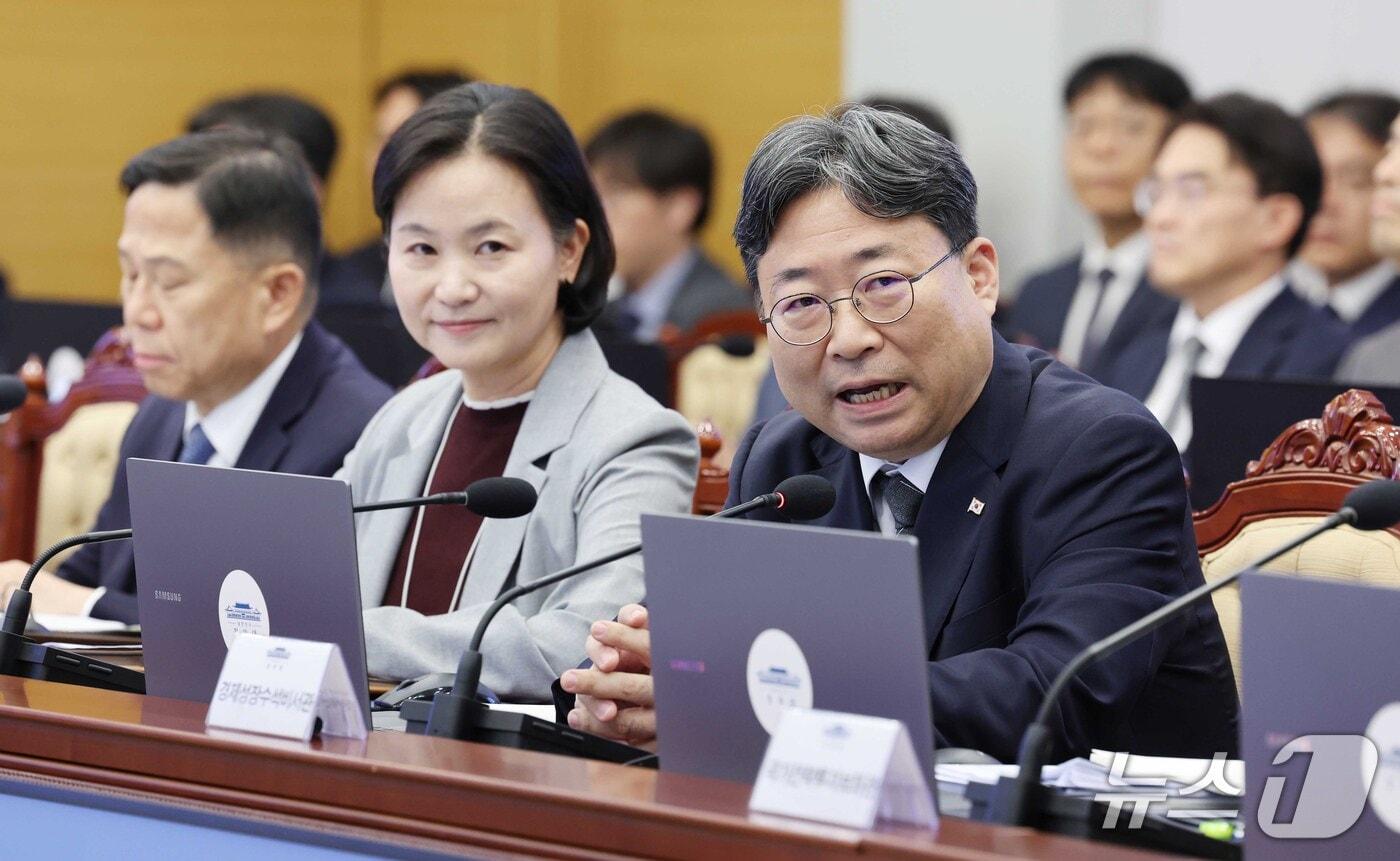 본문 이미지 - 하준경 경제성장수석이 1일 이재명 대통령 주재로 청와대에서 열린 수석보좌관회의에서 발언하고 있다. 이날 이 대통령은 하 수석을 신임 정책실장으로 임명했다. 2026.10.1 ⓒ 뉴스1 이재명 기자