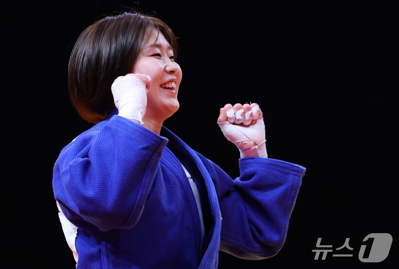 본문 이미지 - 대한민국 허미미가 1일 일본 아이치 인터내셔널 아레나에서 열린 2026 아이치·나고야 아시안게임 유도 여자 57kg급 준결승에서 우즈베키스탄 슈쿠르존 아미노바에게 승리한 뒤 미소를 보이고 있다. 2026.10.1 ⓒ 뉴스1 김민지 기자
