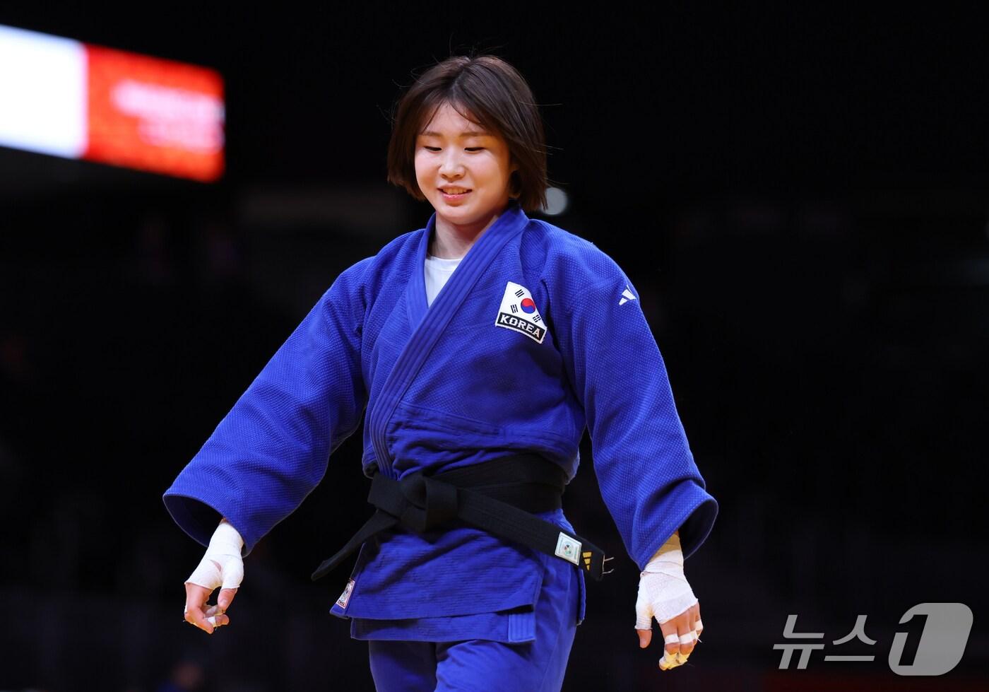 본문 이미지 - 대한민국 허미미가 1일 일본 아이치 인터내셔널 아레나에서 열린 2026 아이치·나고야 아시안게임 유도 여자 57kg급 준결승에서 우즈베키스탄 슈쿠르존 아미노바에게 승리한 뒤 미소를 보이고 있다. ⓒ 뉴스1 김민지 기자