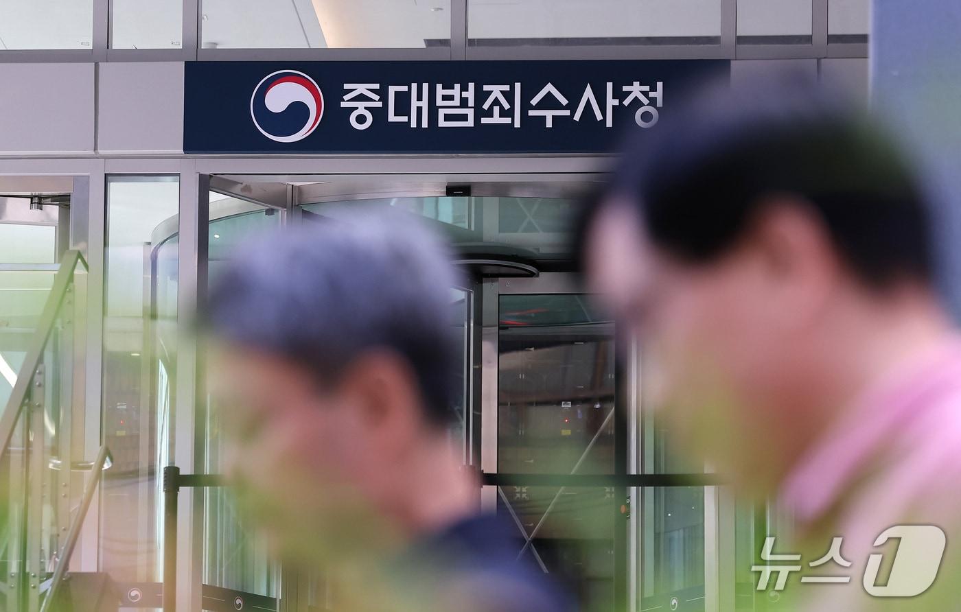 본문 이미지 - 중대범죄수사청 개청을 하루 앞둔 1일 서울 중구 르네스퀘어 건물에 중수청 간판이 설치돼 있다. 2026.10.1 ⓒ 뉴스1 김성진 기자
