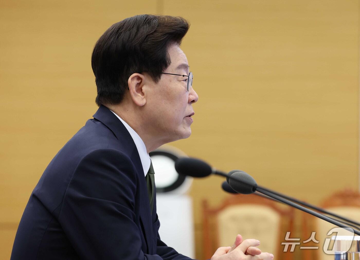 본문 이미지 - 이재명 대통령이 1일 청와대에서 열린 수석 보좌관 회의에서 발언을 하고 있다. 2026.10.1 ⓒ 뉴스1 이재명 기자