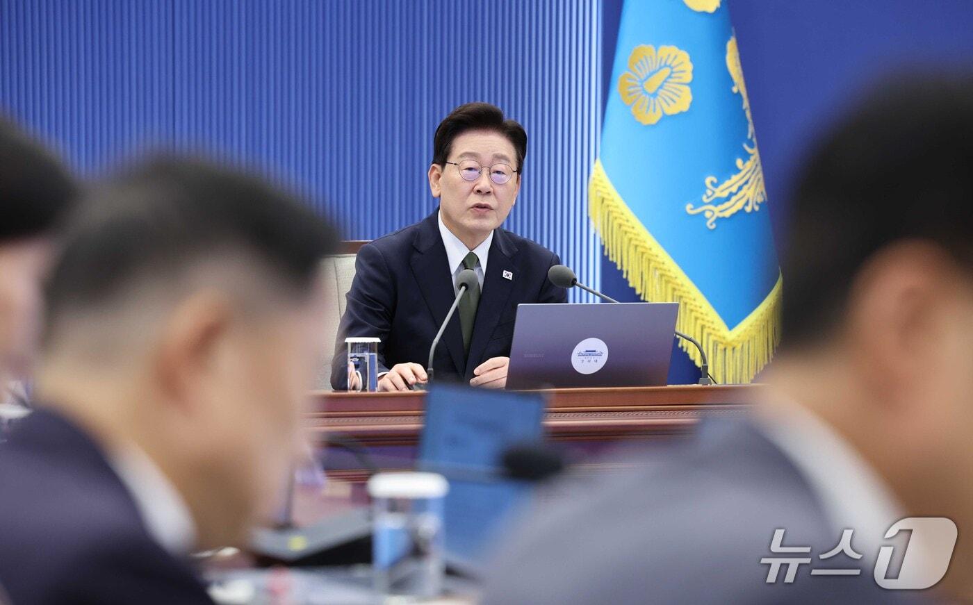 본문 이미지 - 이재명 대통령이 지난 1일 청와대에서 열린 수석 보좌관 회의에서 발언을 하고 있다. 2026.10.1 ⓒ 뉴스1 이재명 기자