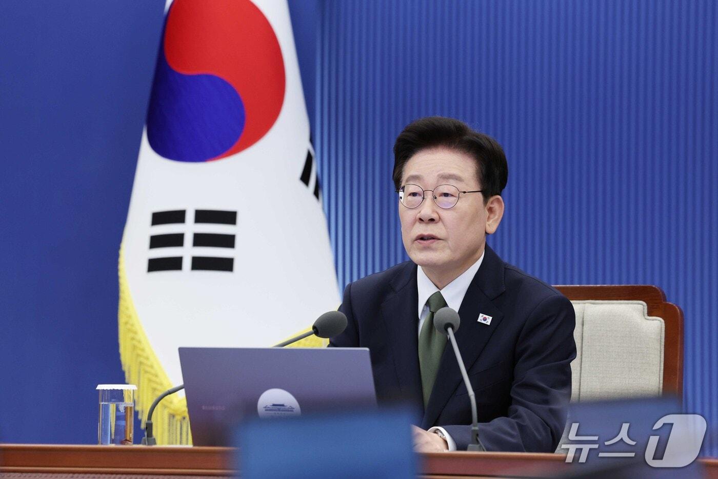 본문 이미지 - 이재명 대통령이 1일 청와대에서 열린 수석 보좌관 회의에서 발언을 하고 있다. 2026.10.1 ⓒ 뉴스1 이재명 기자