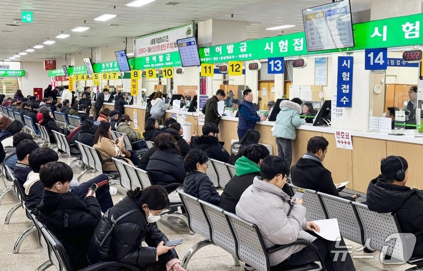 본문 이미지 - 연말 북적거리는 한국도로교통공단 운전면허시험장 모습.(한국도로교통공단 제공. 재판매 및 DB 금지)/뉴스1