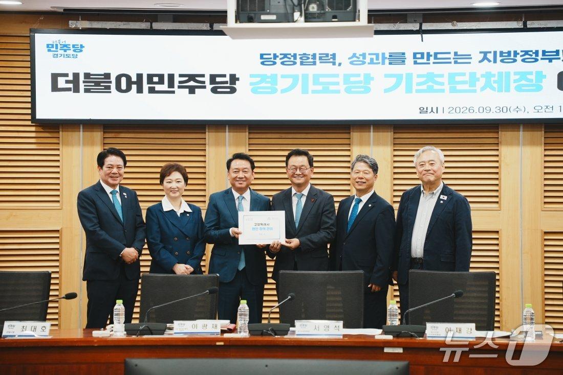 본문 이미지 - 지난달 30일 민경선 고양시장이 국회를 찾아 이광재 예결위원장에게 국비 증액 요구 건의서를 전달했다. (고양시 제공. 재판매 및 DB금지)