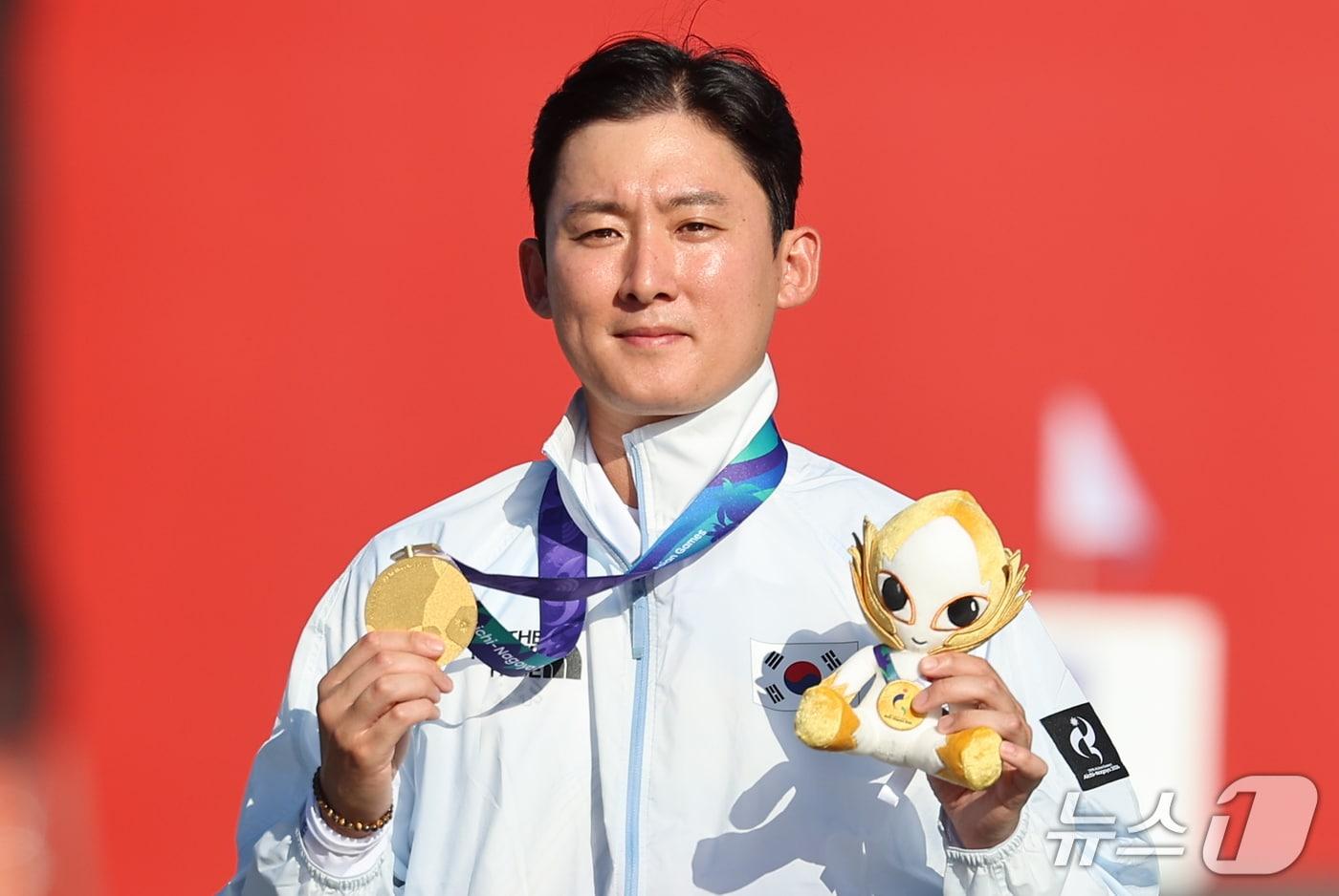 본문 이미지 - 대한민국 김종호가 1일 일본 오카자키 중앙종합공원 다목적광장에서 열린 2026 아이치·나고야 아시안게임 양궁 컴파운드 남자 개인전 시상식에서 금메달을 목에 걸고 기뻐하고 있다. 2026.10.1 ⓒ 뉴스1 김도우 기자