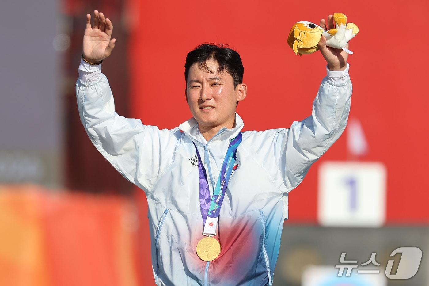 본문 이미지 - 대한민국 김종호가 1일 일본 오카자키 중앙종합공원 다목적광장에서 열린 2026 아이치·나고야 아시안게임 양궁 컴파운드 남자 개인전 시상식에서 금메달을 목에 걸고 기뻐하고 있다. 2026.10.1 ⓒ 뉴스1 김도우 기자