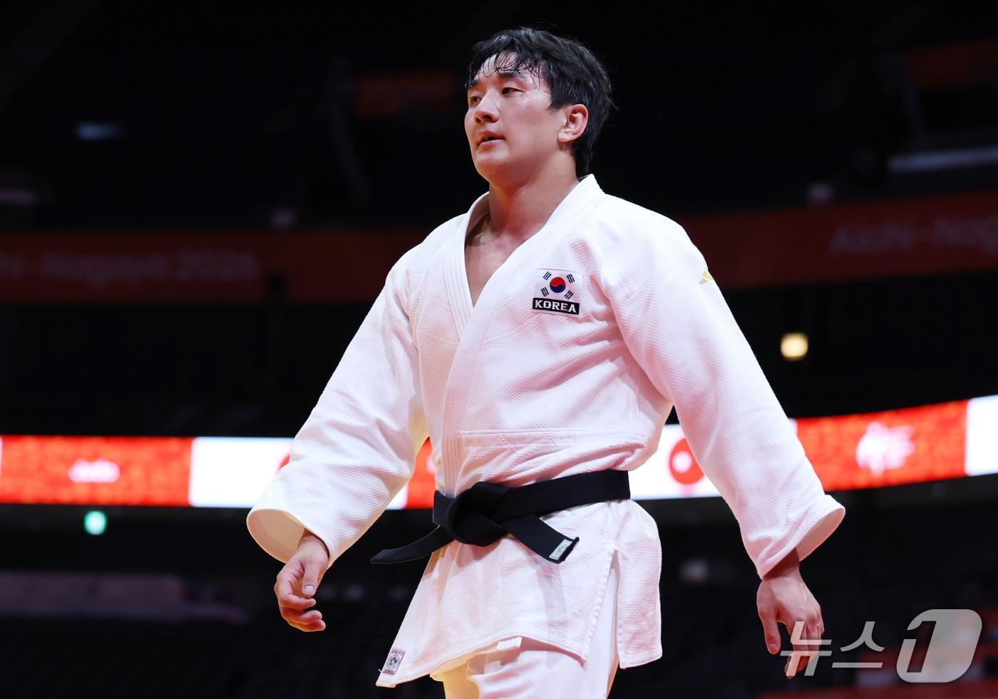본문 이미지 - 대한민국 이준환이 1일 일본 아이치 인터내셔널 아레나에서 열린 2026 아이치·나고야 아시안게임 남자 81kg급 준결승에서 일본 후지와라 소타로에게 패한 뒤 아쉬워하고 있다. 2026.10.1 ⓒ 뉴스1 김민지 기자