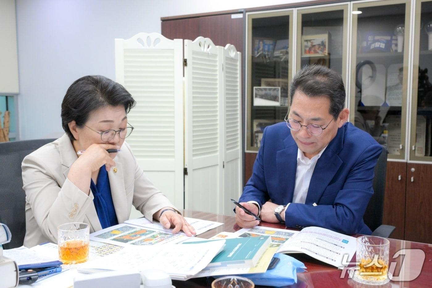 본문 이미지 - 손훈모 순천시장이 30일 국회를 찾아 예결위원인 권향엽 민주당 의원에게 국비 증액을 요청하고 있다. (순천시 제공. 재판매 및 DB금지)