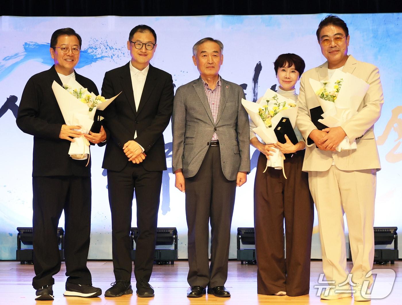 본문 이미지 - 1일 울산시청 대강당에서 신규 홍보대사 위촉식이 열리고 있다. 사진은 이기영 씨(왼쪽부터) , 김상욱 시장, 시민 대표,  박혜경 씨, 이원종 씨. (울산시 제공. 재판매 및 DB 금지) /뉴스1