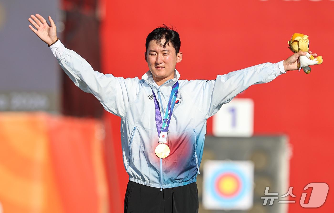 본문 이미지 - 대한민국 김종호가 1일 일본 오카자키 중앙종합공원 다목적광장에서 열린 2026 아이치·나고야 아시안게임 양궁 컴파운드 남자 개인전 시상식에서 금메달을 목에 걸고 기뻐하고 있다. 2026.10.1 ⓒ 뉴스1 김도우 기자