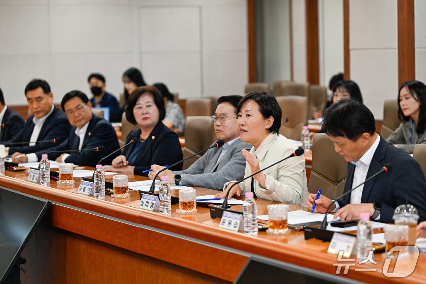 본문 이미지 -  지난 9월 30일 송미령 농림축산식품부 장관이 남원시청에서 마을 이장들과 농지 전수조사와 관련한 간담회를 갖고 있다.(남원시 제공. 재판매 및 DB 금지)/뉴스1 